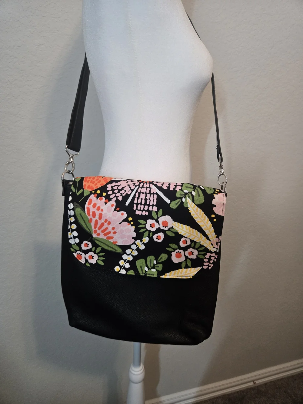 Thirty-One Black Crossbody Bag with Assorted Coral and Patterned Pouches
